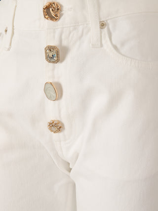 Jeans con bottoni rifiniti