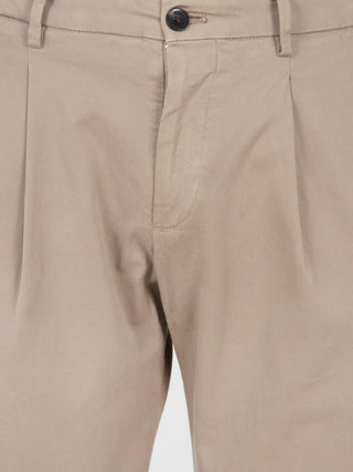 Pantaloni chino in cotone con pinces