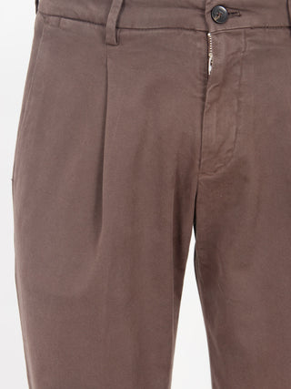 Pantaloni chino in cotone con pinces