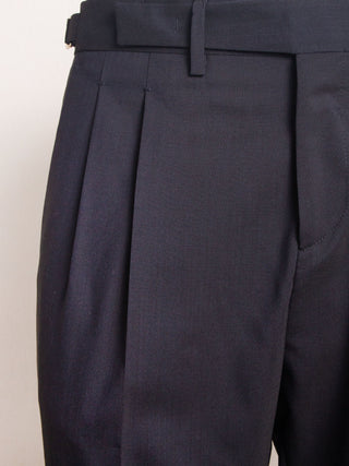 Hose mit Bügelfalten