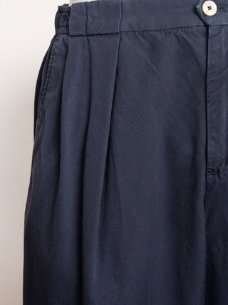 Loose trousers with pleats