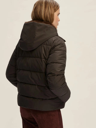 Piumino corto in taffetà con cappuccio