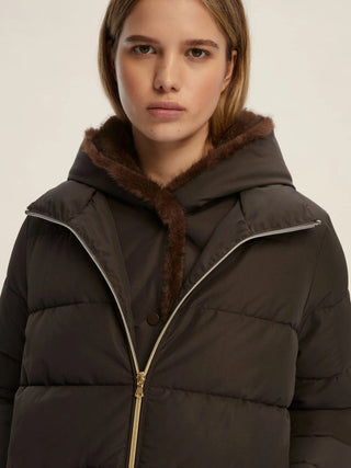 Piumino corto in taffetà con cappuccio