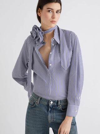 Camicia con cravatta e fiore