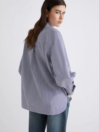 Camicia con cravatta e fiore