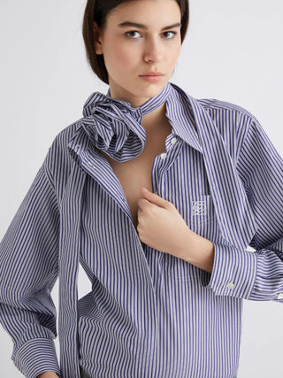 Camicia con cravatta e fiore