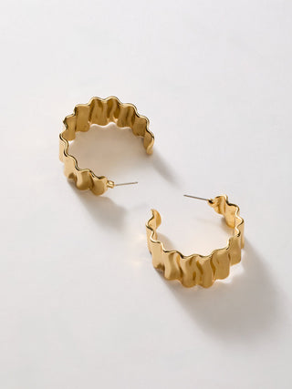 Orecchini a cerchio ondulati