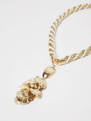 Collana lunga con conchiglie metalliche