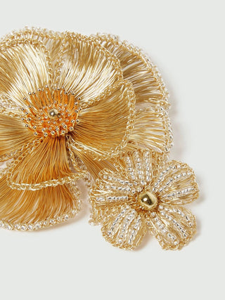 Spilla con fiori crochet metallici