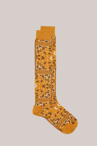 Dunkelgelbe lange Socken mit Bandana-Muster