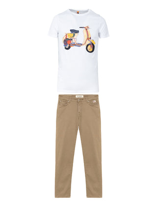 Outfit pantaloni e t-shirt